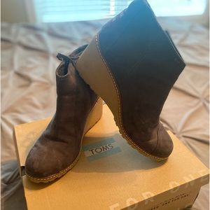 Tom's gray suede wedge
